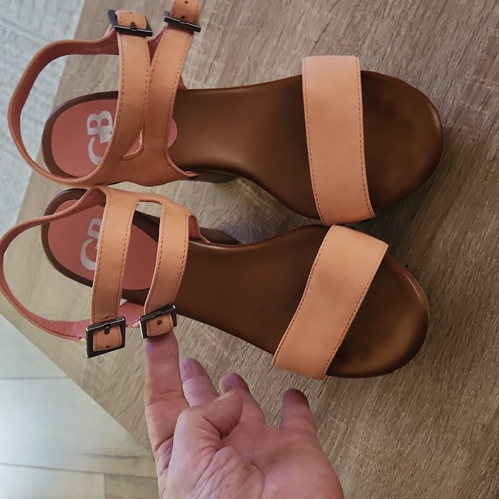 Like new Gianni Bini leather and wood double buckle sandals 6.5.